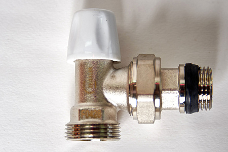 Вентиль радиатора настроечный угловой с кольцевым уплотнением полусгона и переходом на евроконус  1/2x3/4 евроконус RS221.02E