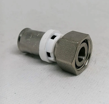 Пресс-фитинг с накидной гайкой и прокладкой O-ring никелированный  Ø16*1/2 F-S1602F(A)N
